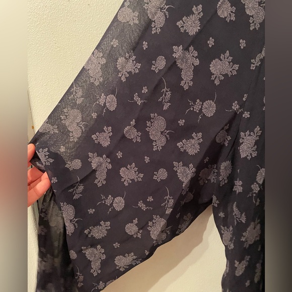 VINCE Calico Silk Floral Pleat V Neck Balloon Long Sleeve Coastal Blue Blouse M - Picture 8 of 13